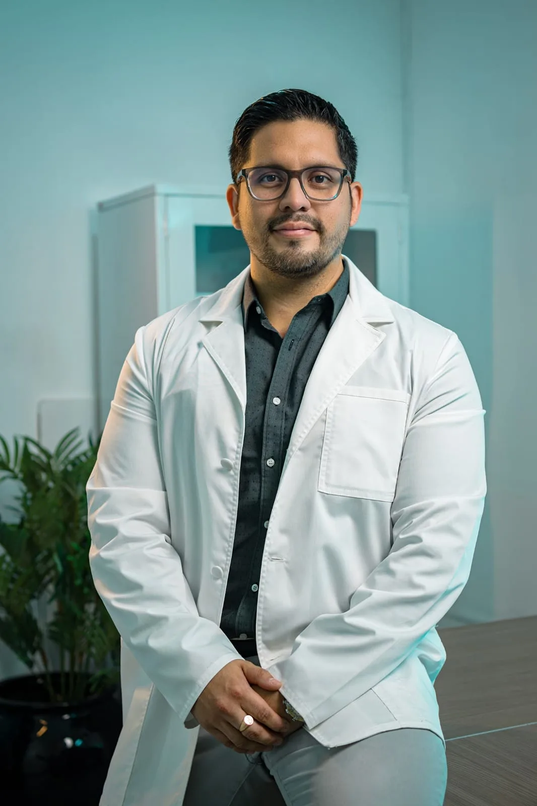 Retrato profesional del Dr. Augusto Lock con bata blanca en su consultorio