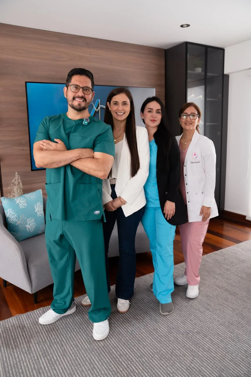 Equipo multidisciplinario en consultorio junto al Dr. Augusto Lock